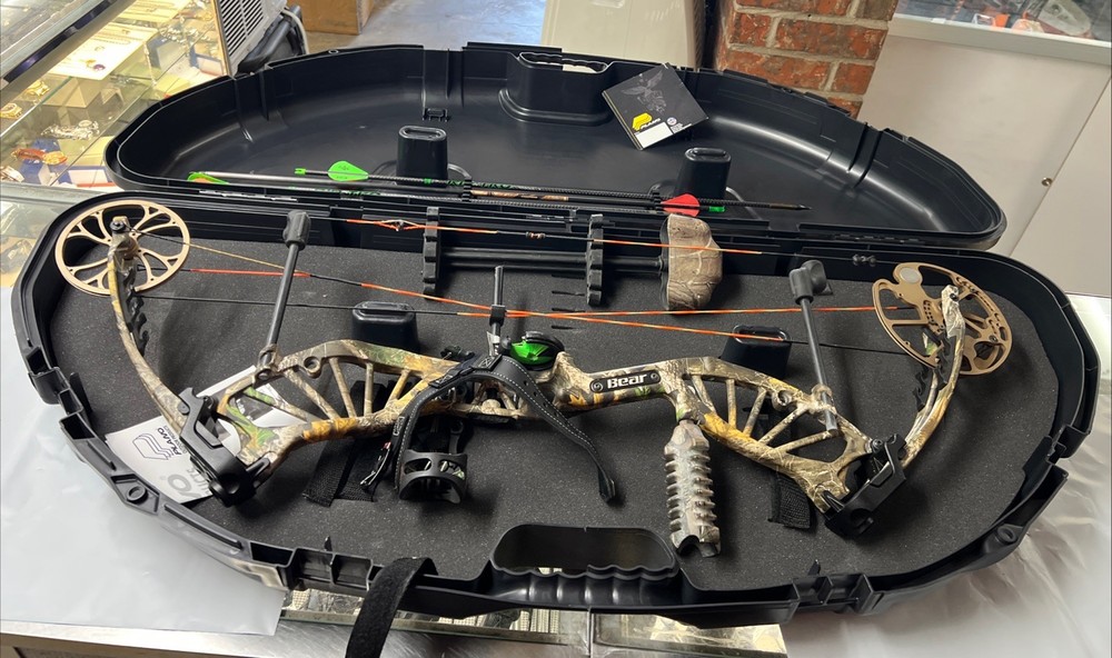 Bear Archery Apprentice RTH Compound Bow 70# Righthand Realtree Edge - Camo