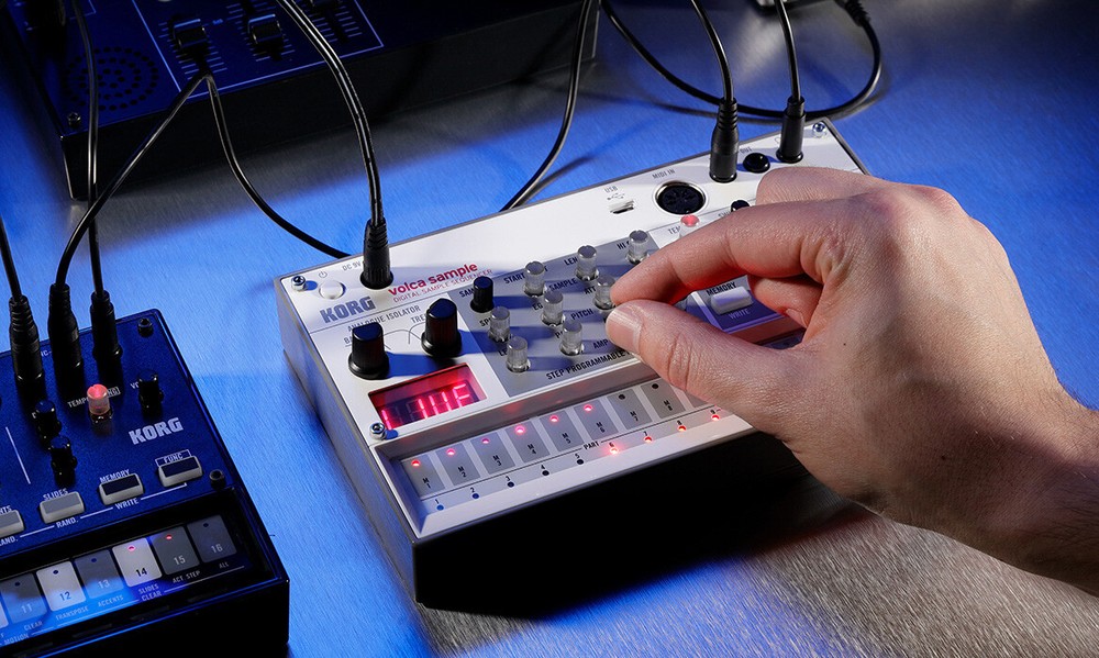 Korg Volca Sample Digital Sample Sequencer w/ Power Supply