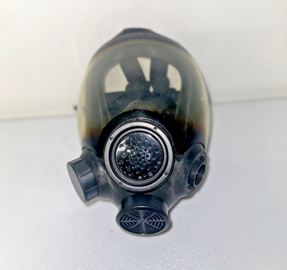 MSA ADVANTAGE 1000 GAS MASK - SIZE MEDIUM