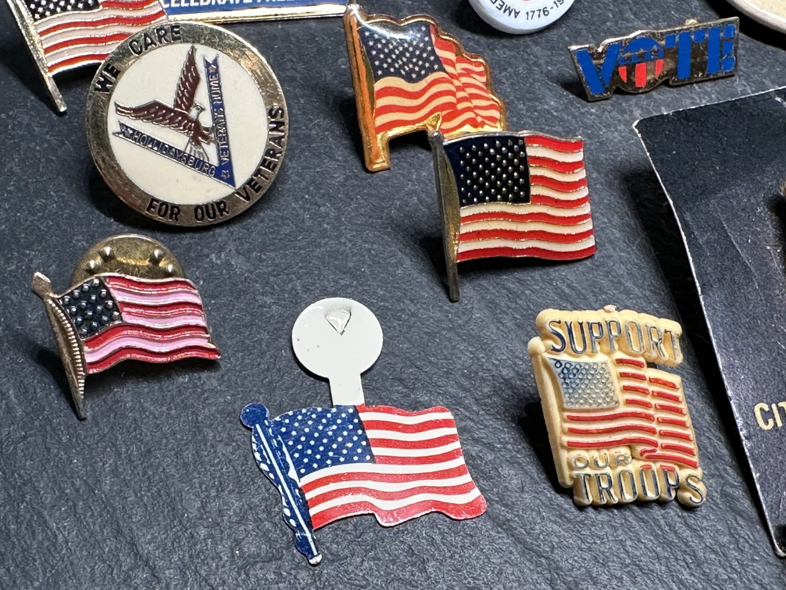 LOT OF 35+ VINTAGE USA PATRIOTIC PINS : FLAGS, VETERANS, '76, MORE I127