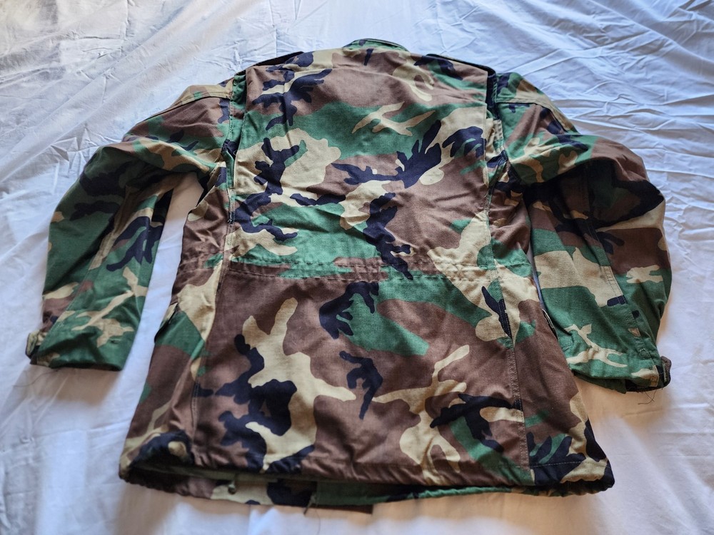 U.S ARMY COAT COLD WEATHER FIELD CAMOUFLAGE PATTERN JACKET MULTICOLOR MEDIUM...