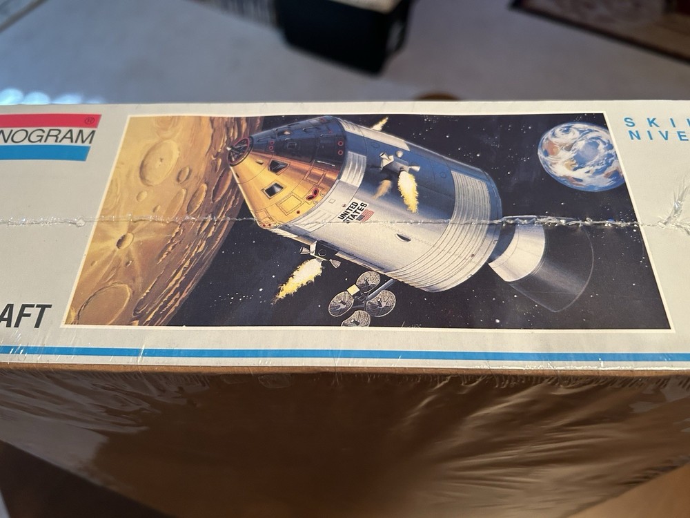 18-5083 MONOGRAM 1:32 Scale APOLLO SPACECRAFT Plastic Model Kit