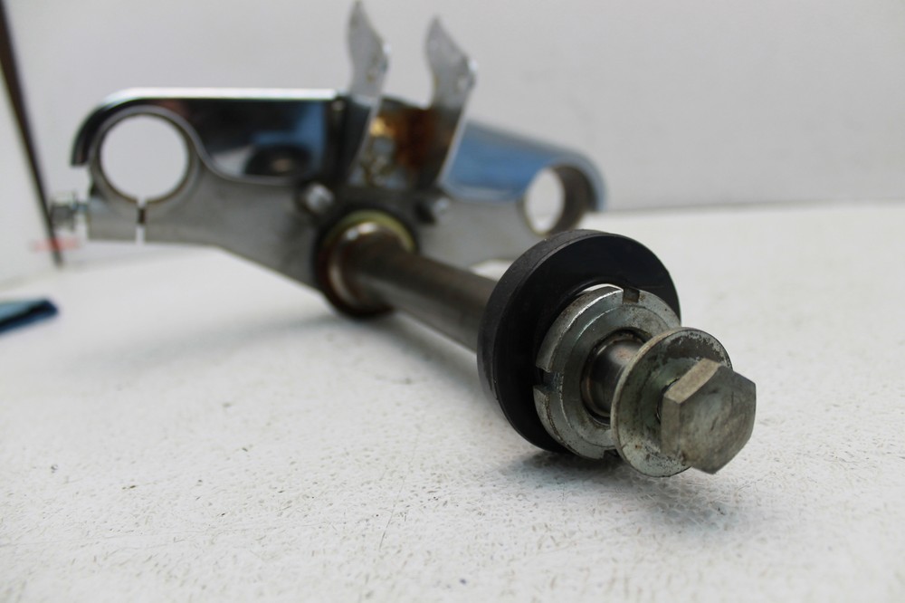 2004 SUZUKI GZ250 (#333) TRIPLE TREE STEERING STEM FORK CLAMP