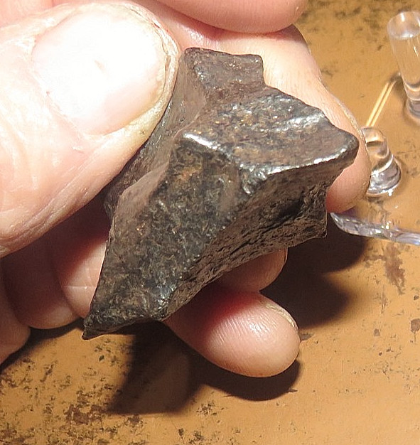 75 gm . CANYON DIABLO IRON METEORITE TOP GRADE ARIZONA STAND USA