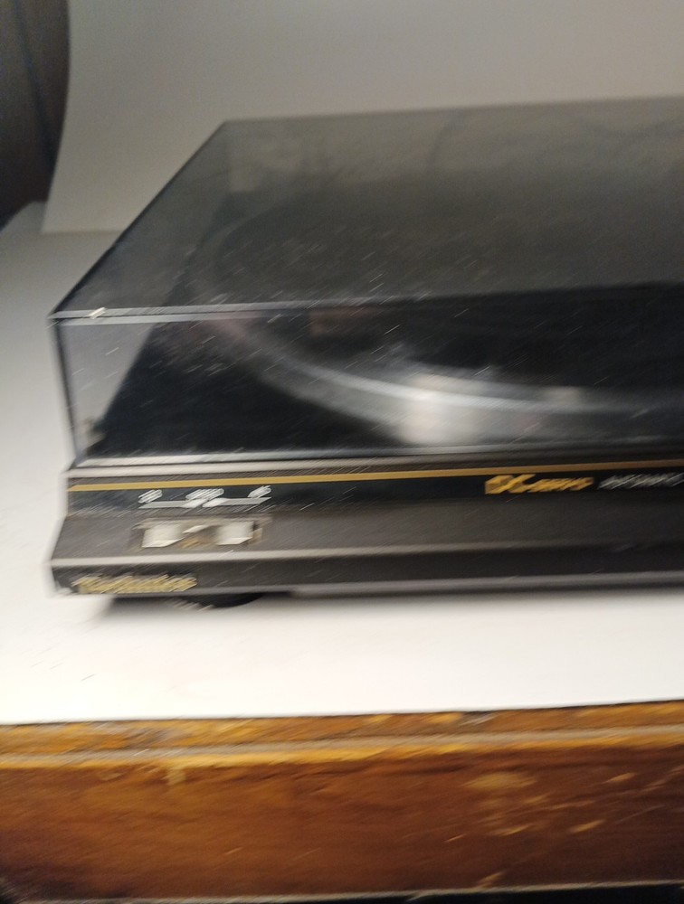 Techniques Turntable SL-BD20 Hinge On Lid Broke , Needs Belt ,Does Powers On