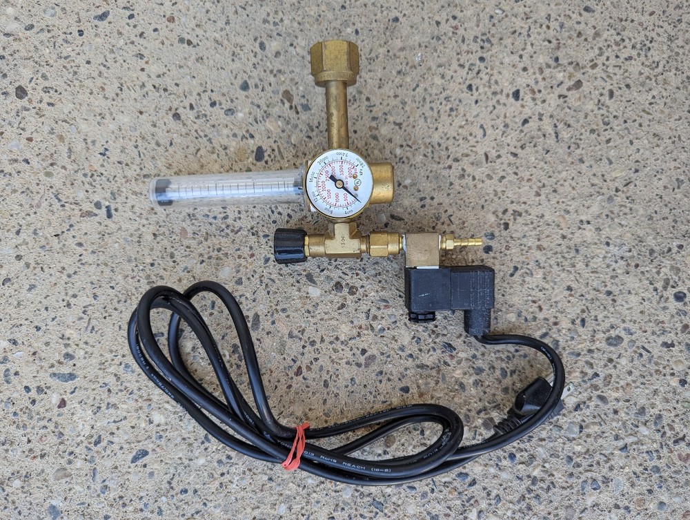 Cap CO2 regulator