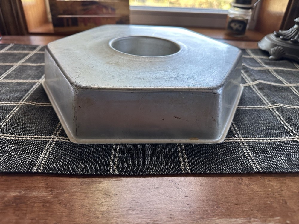Wilton Aluminum Hexagon Cake Pan