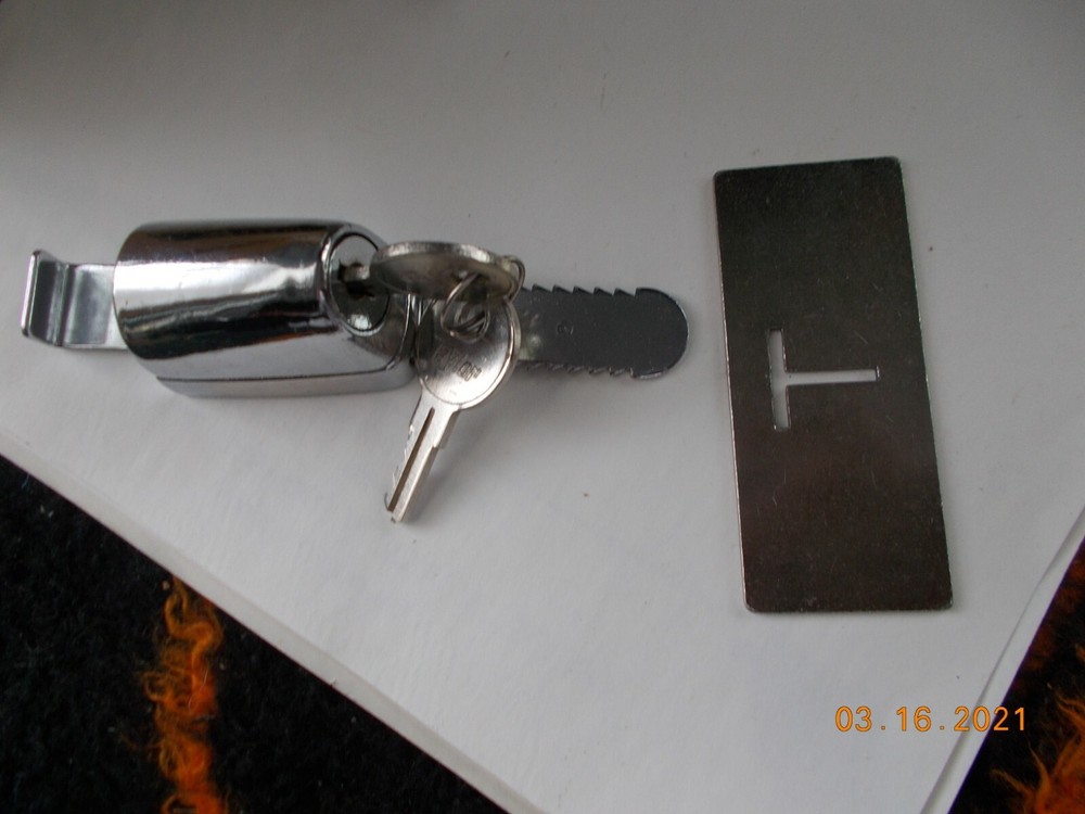 Unused showcase Lock with 2 Keys, no packaging