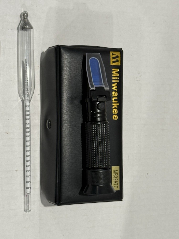 Milwaukee MR32ATC Brix Refractometer W/ Hydrometer Case And Accessories