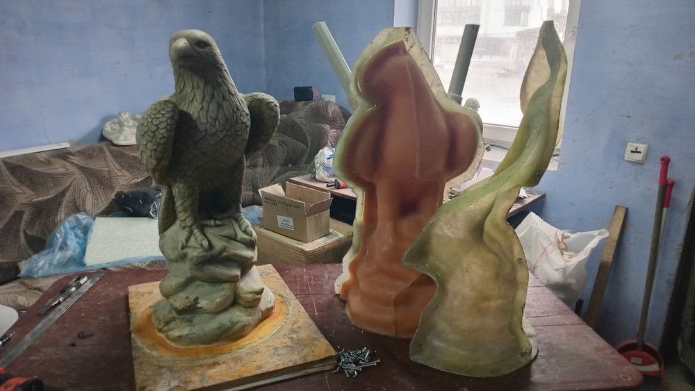 Polyurethane flexible mold with a plastic frame "The eagle looks to the left"