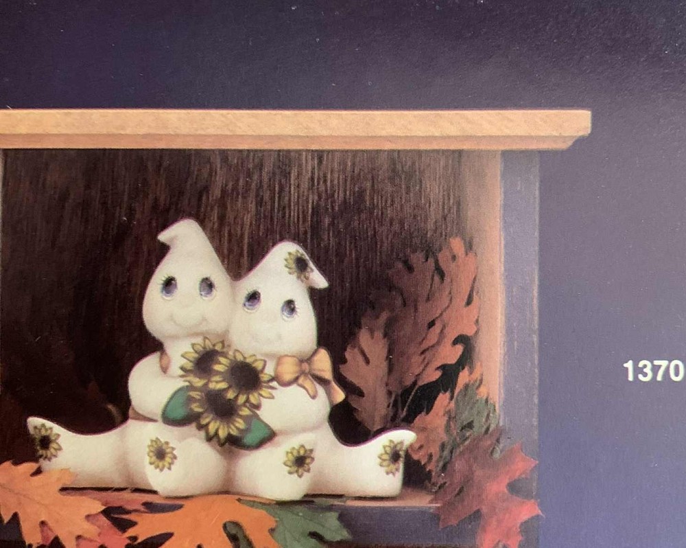 Cuddle Ghosts w/sunflower ceramic bisque