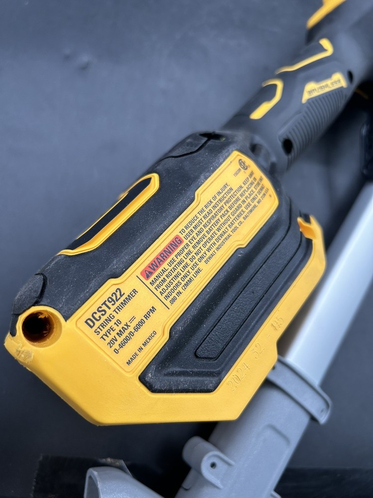 (DCST922B) DeWalt 20V MAX XR Brushless Folding String Trimmer
