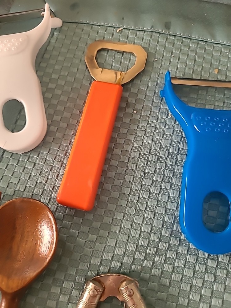 VINTAGE KITCHEN TOOLS (BIN TT)