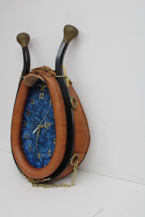 Classic Saddle Clock- Elegant Equestrian-themed Wall Clock for Home Decor
