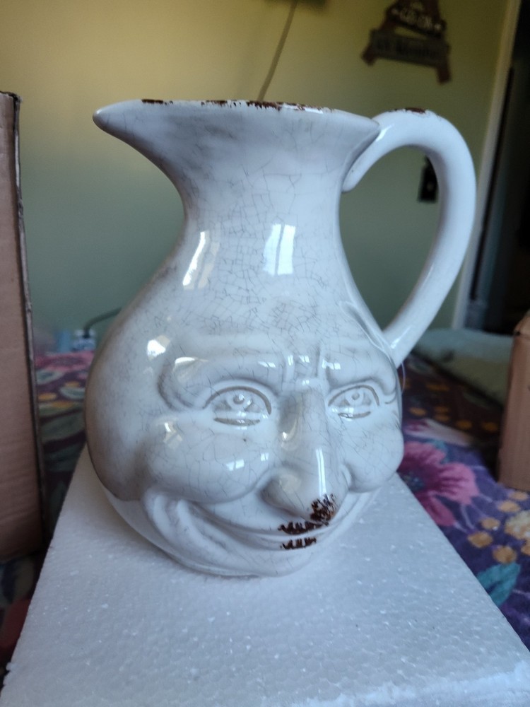 WHITE-FACED WATER POT SUPER CUTE