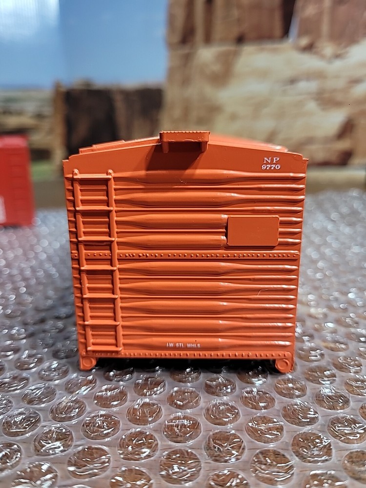 Williams O Gauge Burlington And NP Plastic Shells