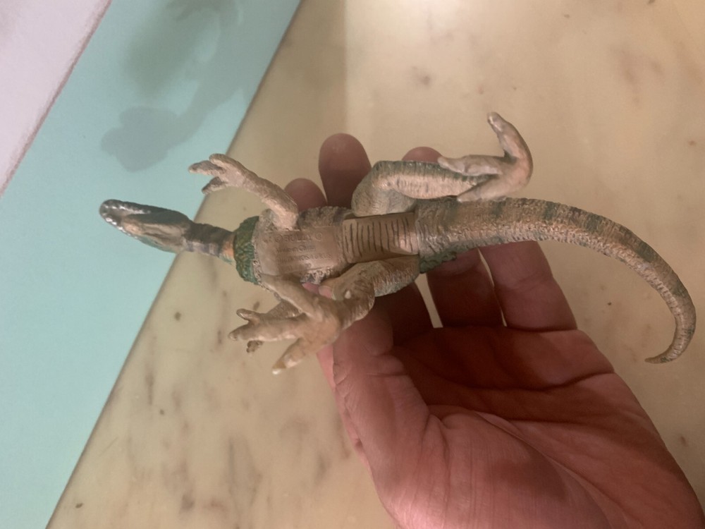 DINOSAUR BULLY DILOPHOSAURUS