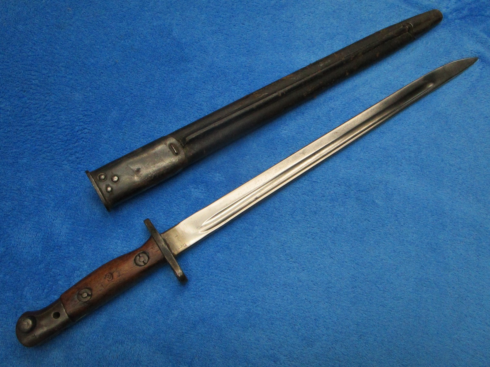 ORIGINAL WW1 CANADIAN M1907 BRITISH SMLE RIFLE BAYONET AND SCABBARD
