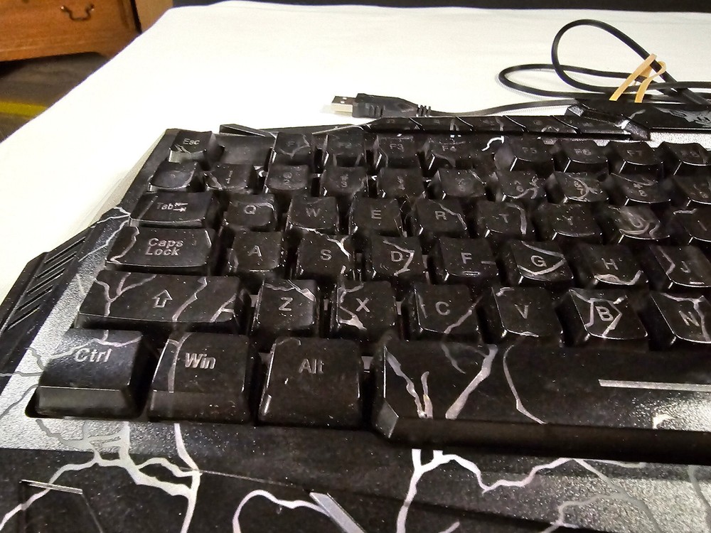gaming keyboard with red lightning glow READ DESCRIPTION | Used