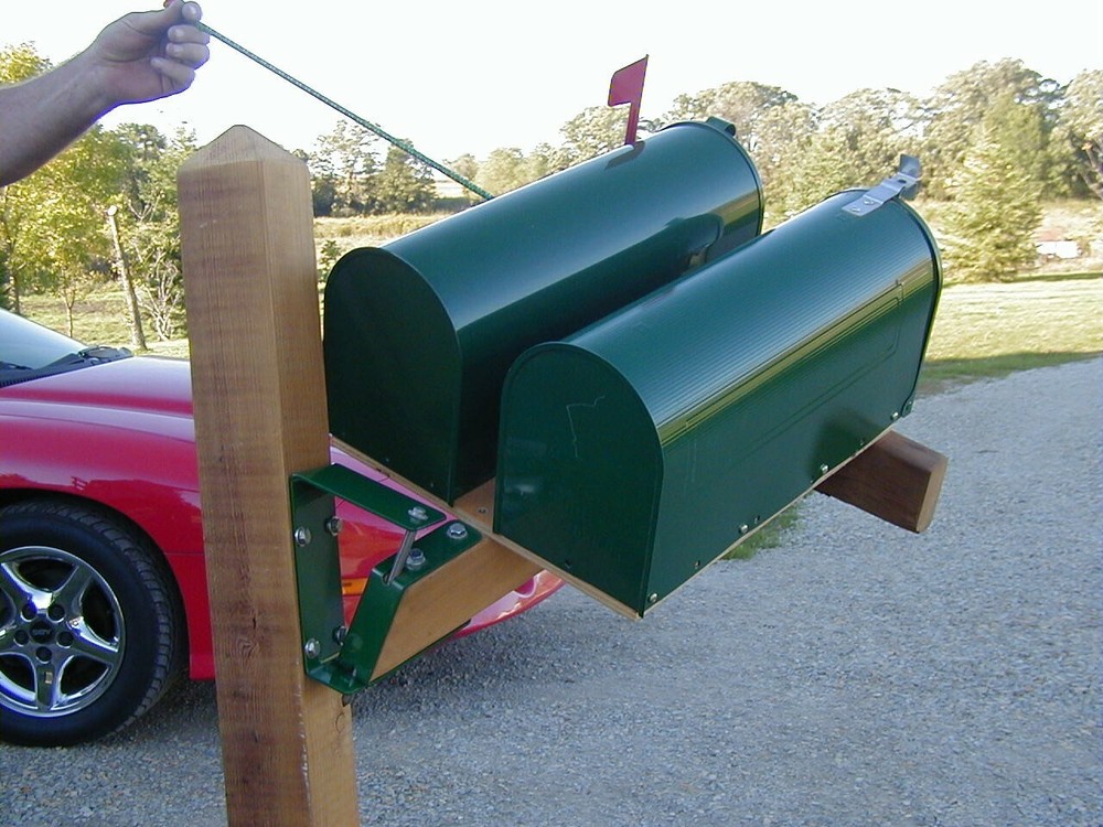 Swing Pivoting, moveable, gravity self centering mailbox hinge, pivots both ways