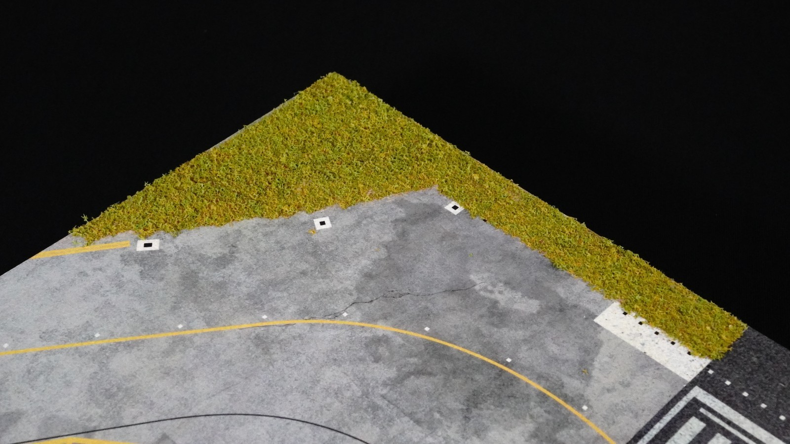 Deluxe 1/200 Scale Runway Base with Taxiway