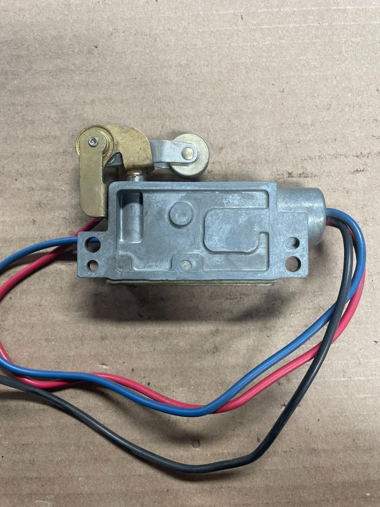 MICRO SWITCH BZN-2-RH W/ ROLER PLUNGER