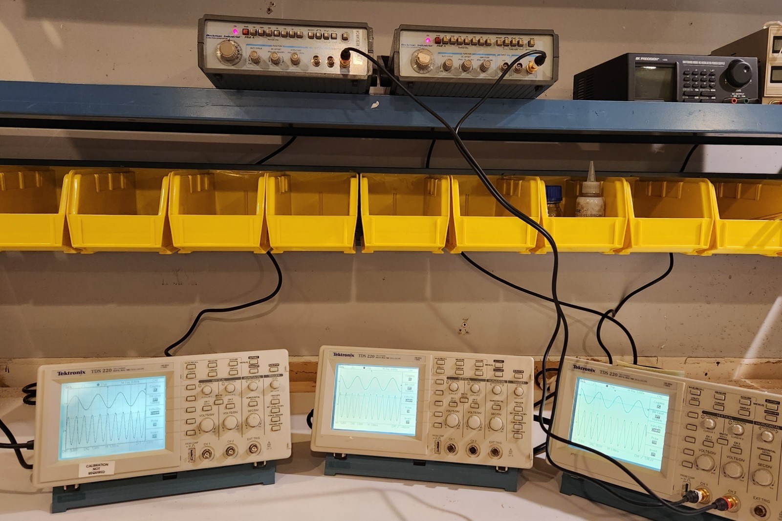Tektronix TDS 220 Two Channel Digital Real Time Oscilloscope w/ TDS2CM