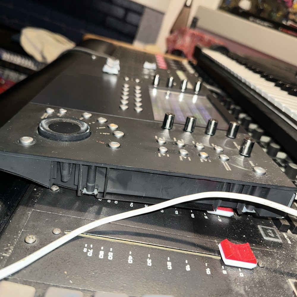 Avid Artist Control EUCON DAW Controller Touchscreen – Logic Pro / Pro Tools