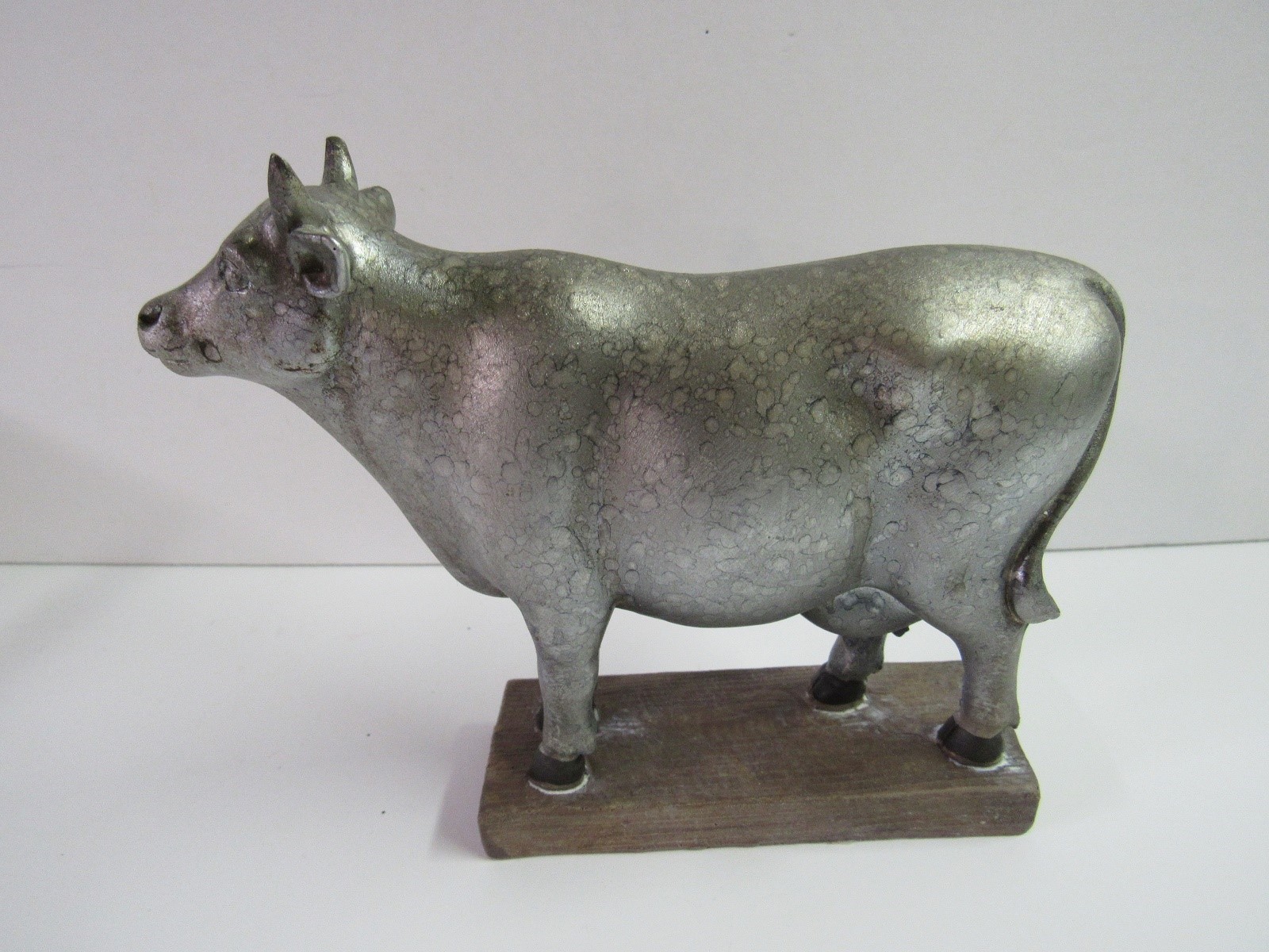 New Cow Figurine 2472350 Cast Resin Free Shipping