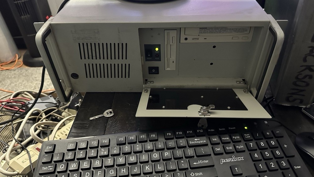 Vintage Windows 98 Studio Computer Custom Built Fully Functional With OEM Win98