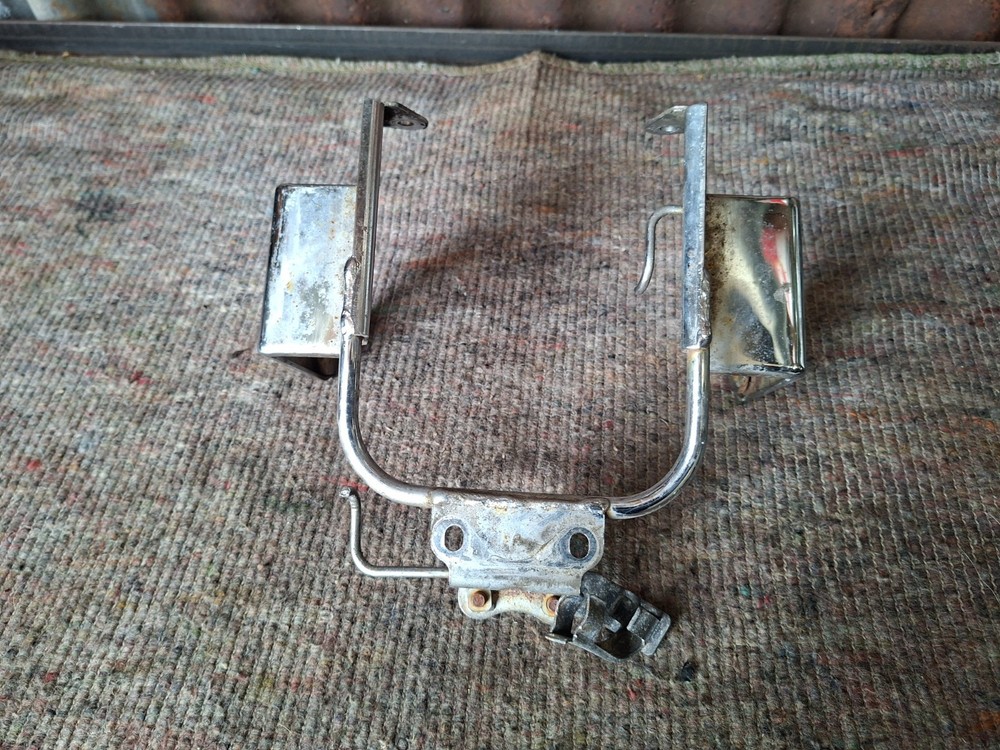 Kawasaki ER5 - Front Headlight Mounting Bracket Frame Holder
