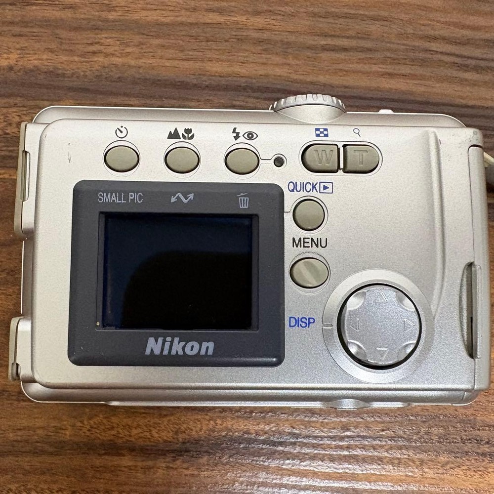 Nikon COOLPIX E2000 Compact Digital Camera Tested Zoom Flash AF Features