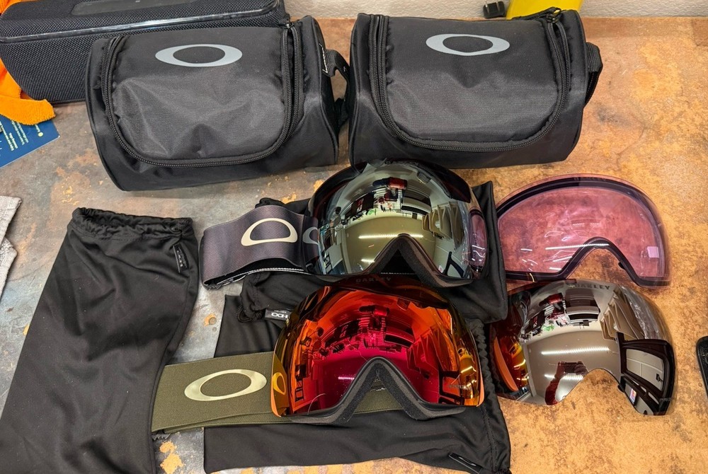Oakley Flight Deck L Combo 2x Frames 2x Spare Lenses