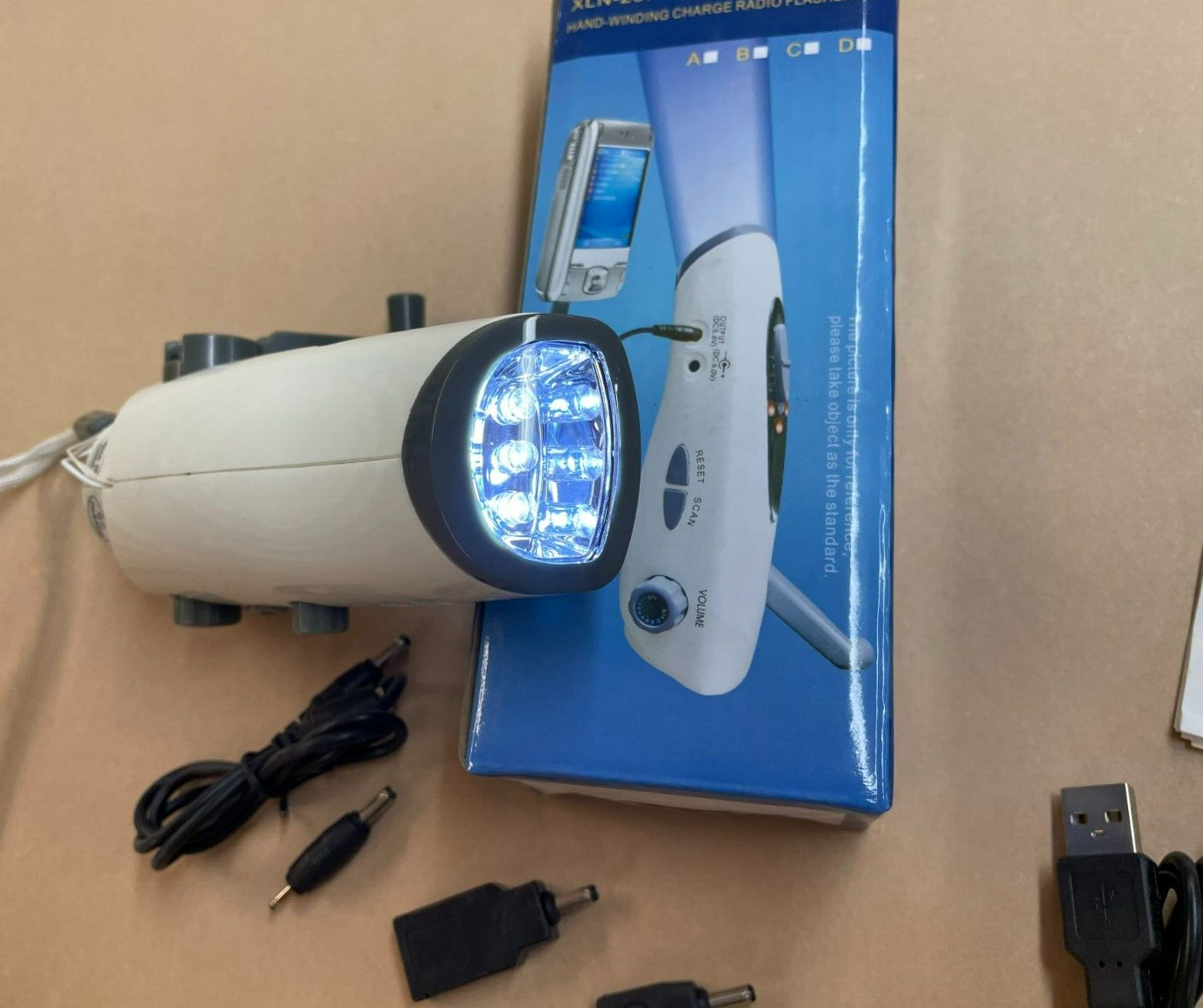 hand crank radio, flashlight, siren, strobe, roadside hazard, emergency survival