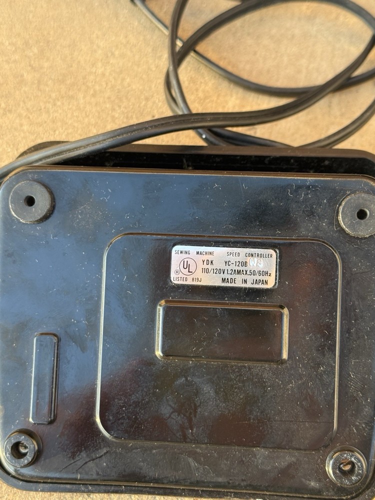 White Superlock Electronic 2000 ATS Serger w/ Rolling Case