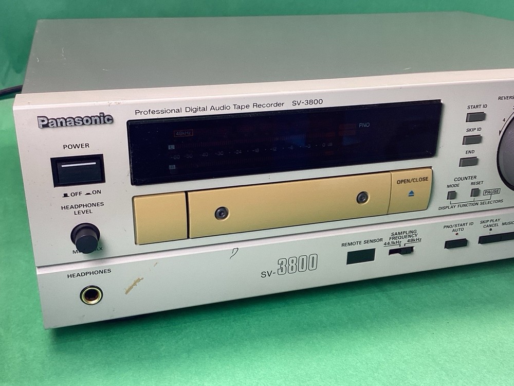 Panasonic SV-3800 Pro Digital Audio Tape DAT Recorder Deck POWERS ON - UNTESTED