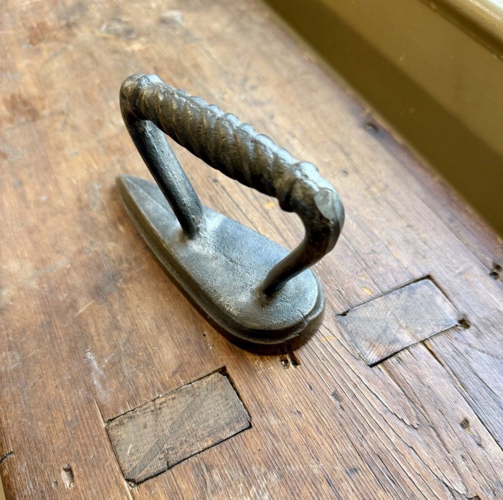 SLEEVE SAD IRON, unmarked (J)