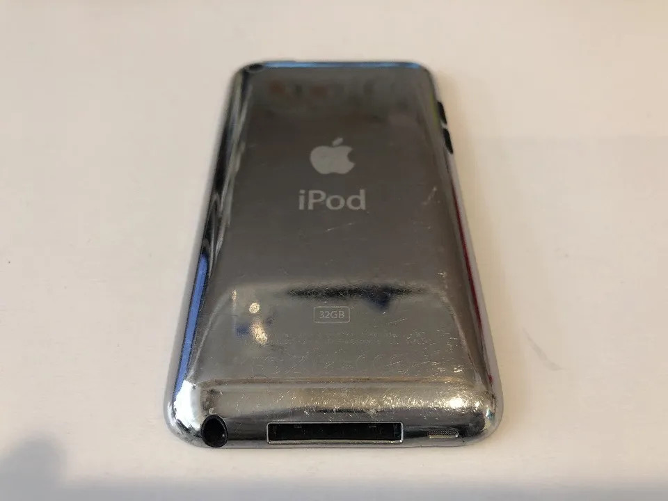 Apple iPod touch 4th Generation Black (32 GB) - Good Condition A+