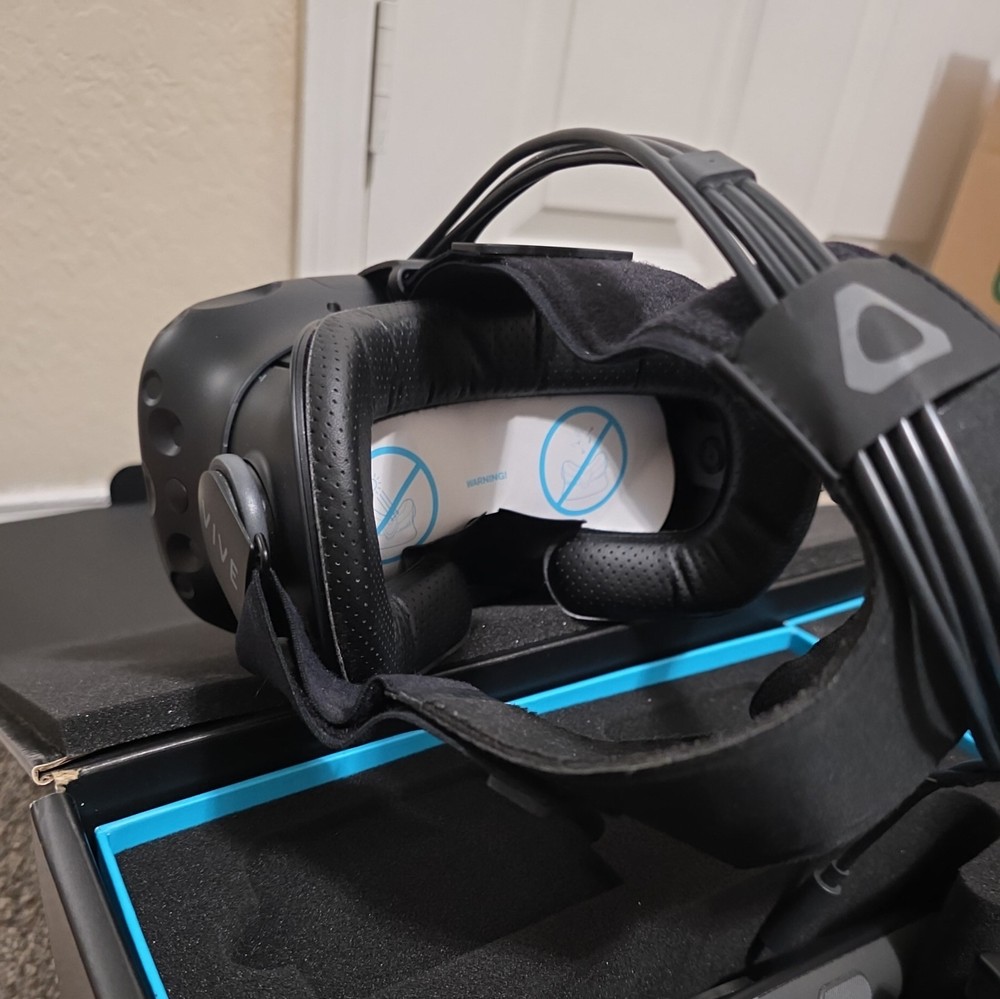 HTC Vive VR Headset - Complete Set In Original Box + Extra Face Cushions