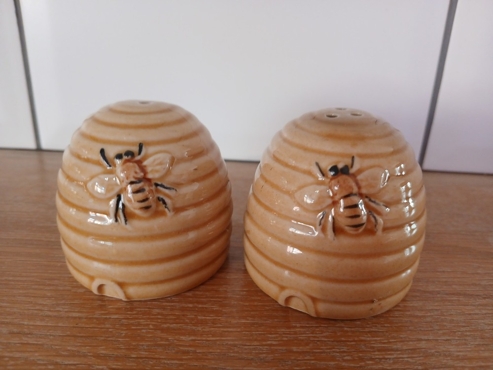 Ceramic cruet set, bee hive design, 5cm