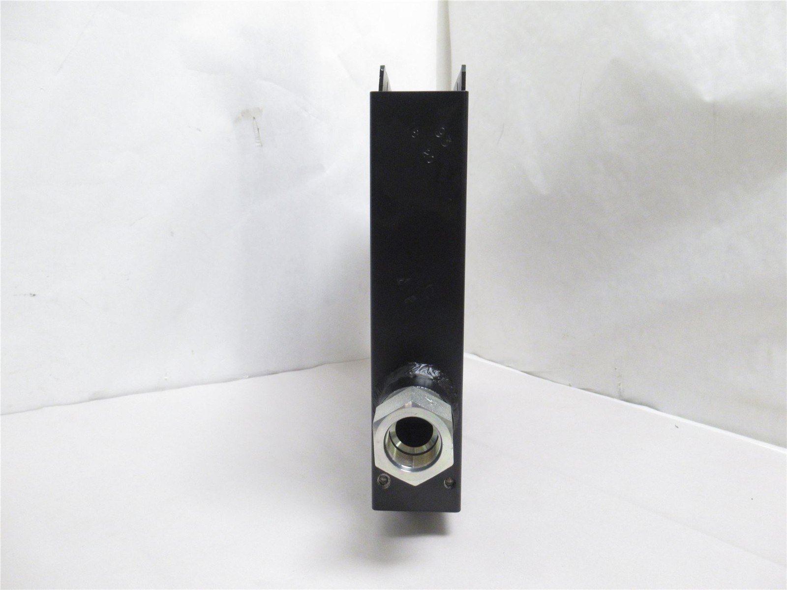 243583 Old-Stock; AKG 6892.008.1000 Hydraulic Oil Cooler 4UJD7; 2 To 30GPM