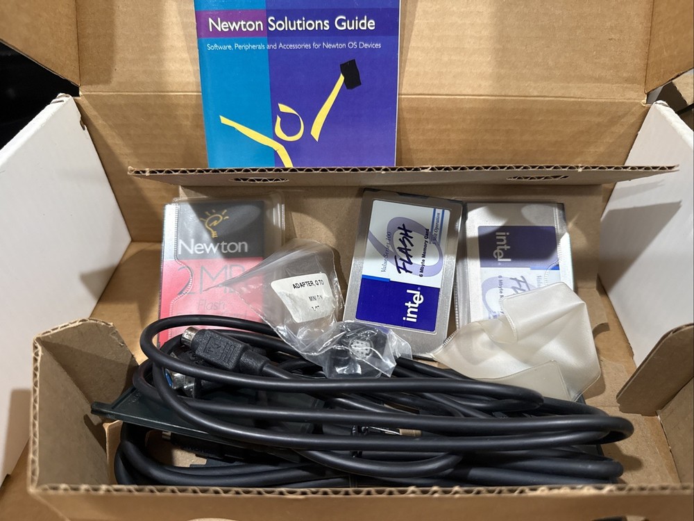 Newton/ Apple MessagePad 2000 Bundle