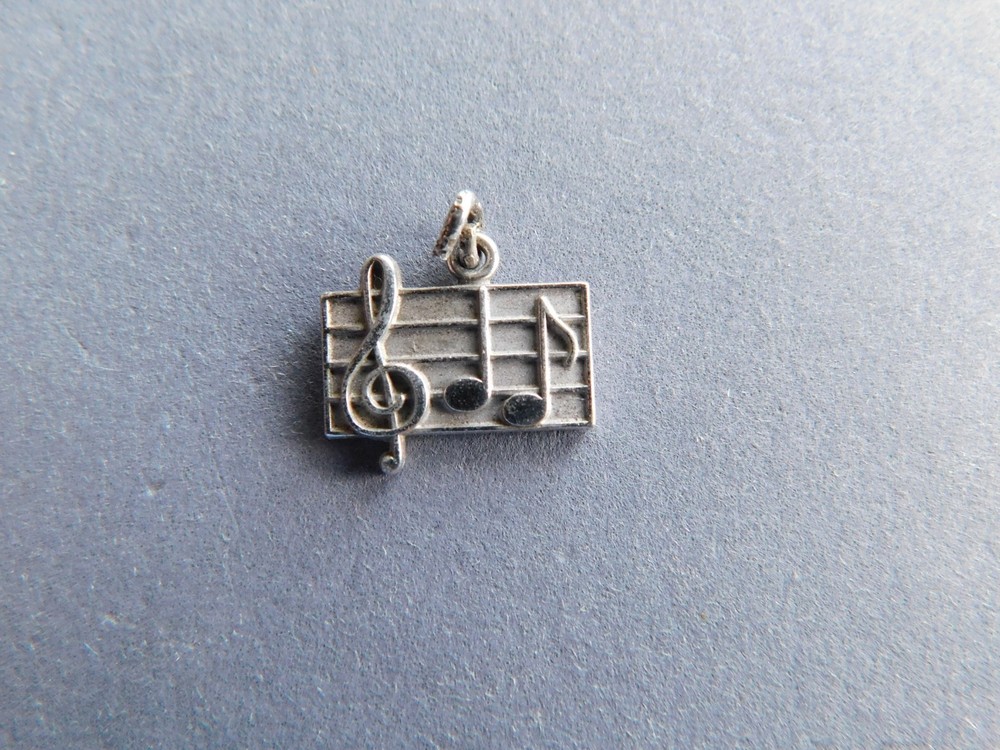 Charm : Music Staff, treble clef & notes - Sterling