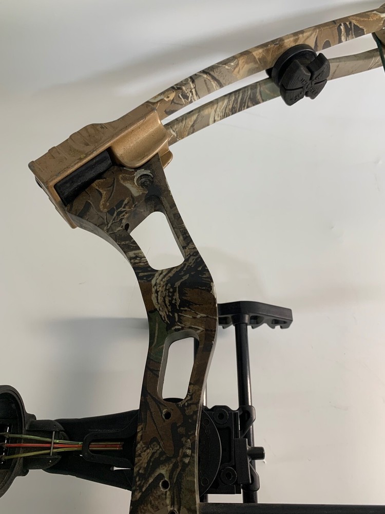 FRED BEAR ADVANTAGE HUNTER COMPOUND BOW w/ QUIVER! ~ 28" 70#