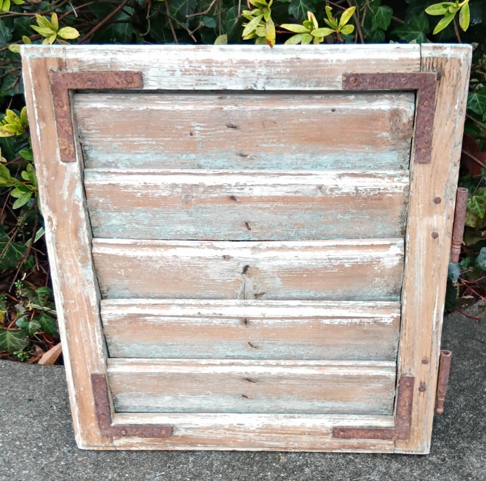 ANTIQUE WOOD SHUTTER