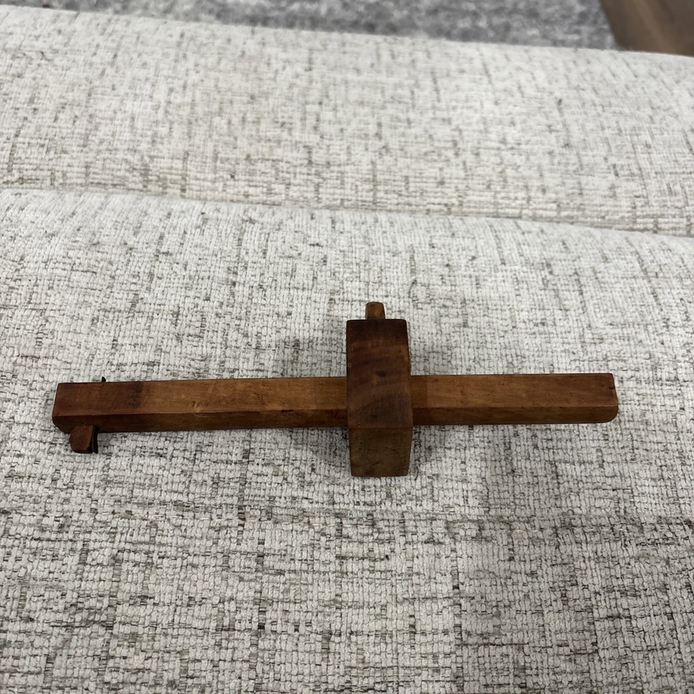 Marking gauge for scribing lines parallel to a reference edge