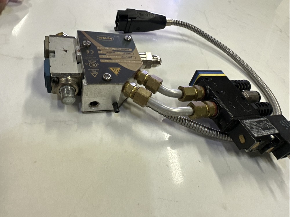 Nordson Solid Blue A STD 01 A CA T 8505768A 240V 147 Watt Pneumatic Applicator