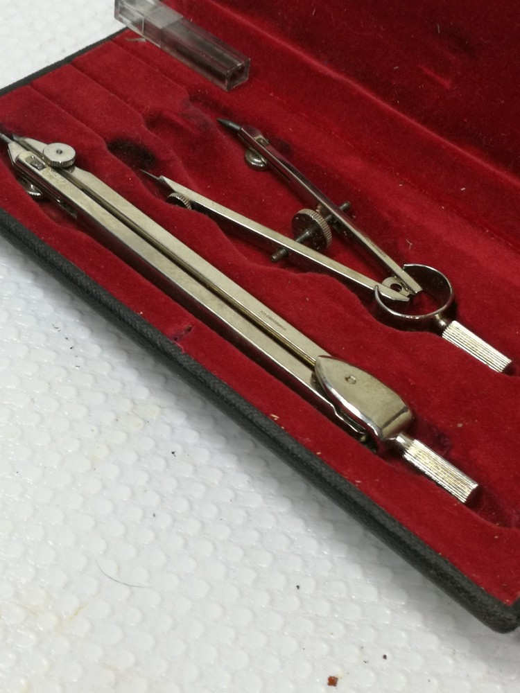 Vintage cased G2B hellerman compass set