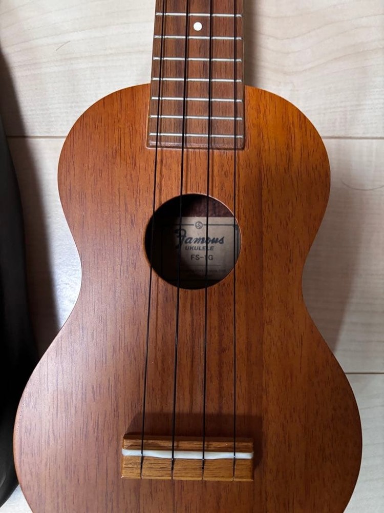 Famous FS-1G Ukulele Soprano