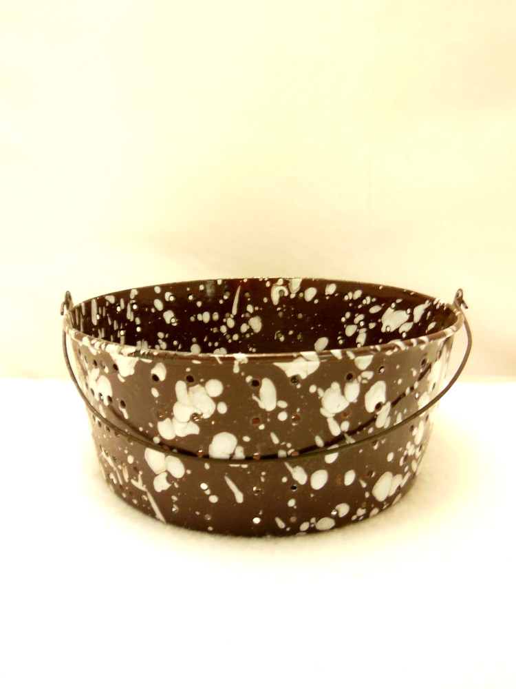 NMINT VTG ENAMELWARE COLANDER STRAINER HANDLED POT SPECKLED BROWN & WHITE 8 .5"